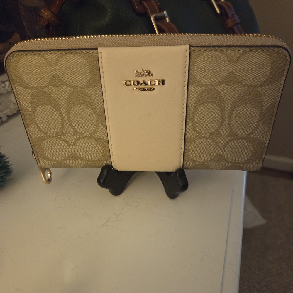 NWOT Coach Beige and White Continental Zippered Wallet.